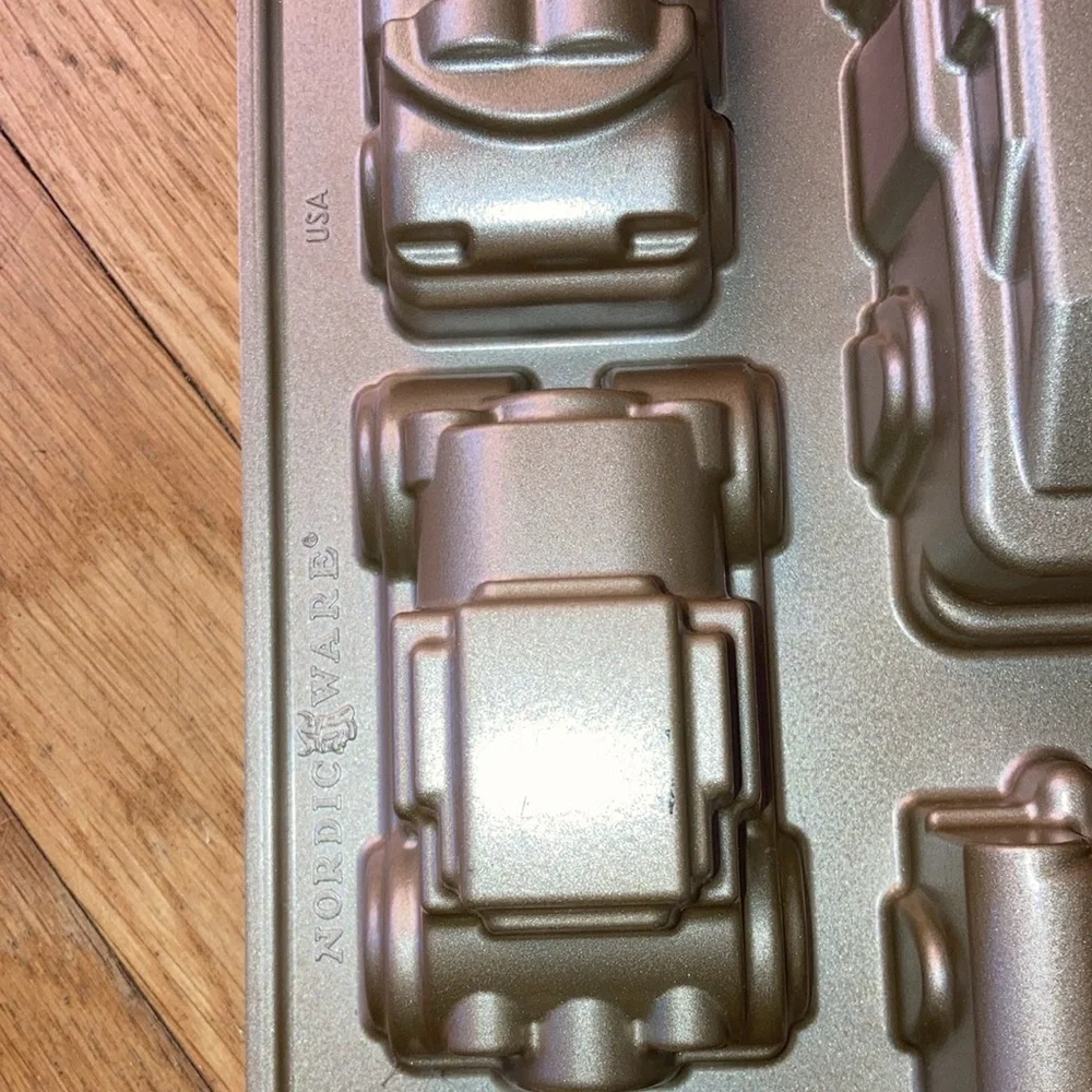 Williams Sonoma kids winter wonderland car cake pan